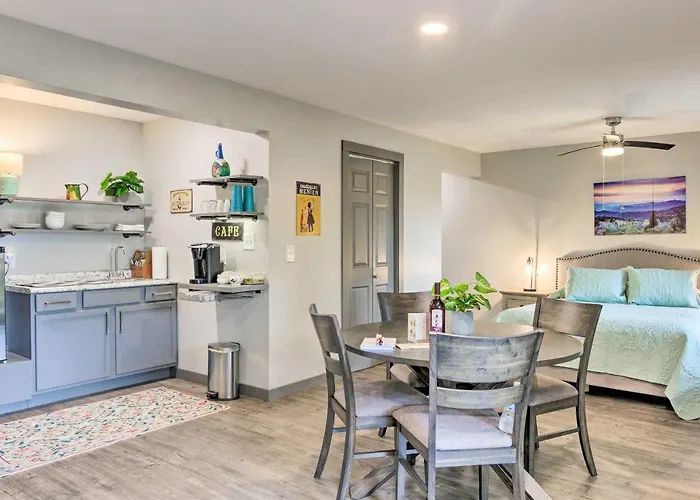 Serene Escape With Mountain Views, Near Dtwn!