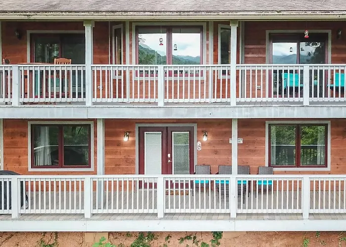 Serene Escape With Mountain Views, Near Dtwn!