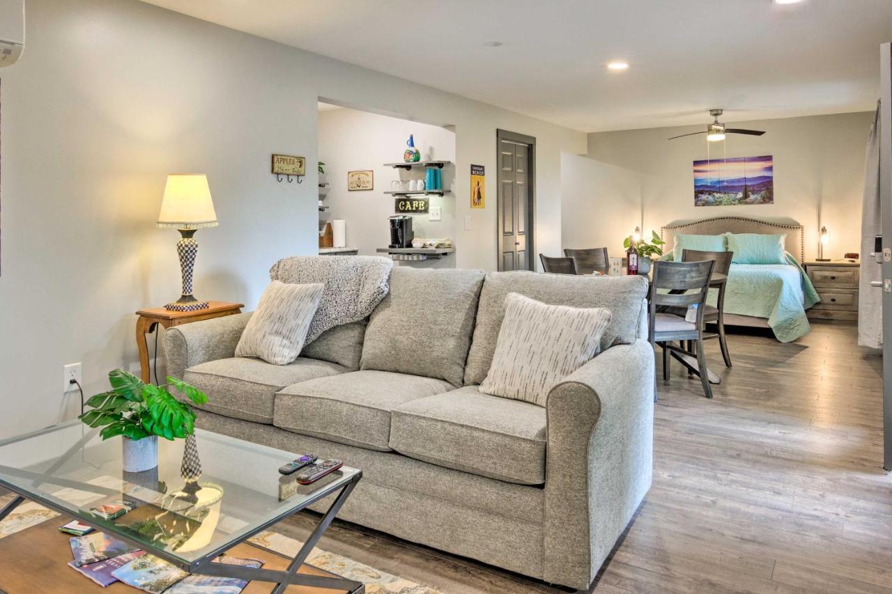 Serene Escape With Mountain Views, Near Dtwn!